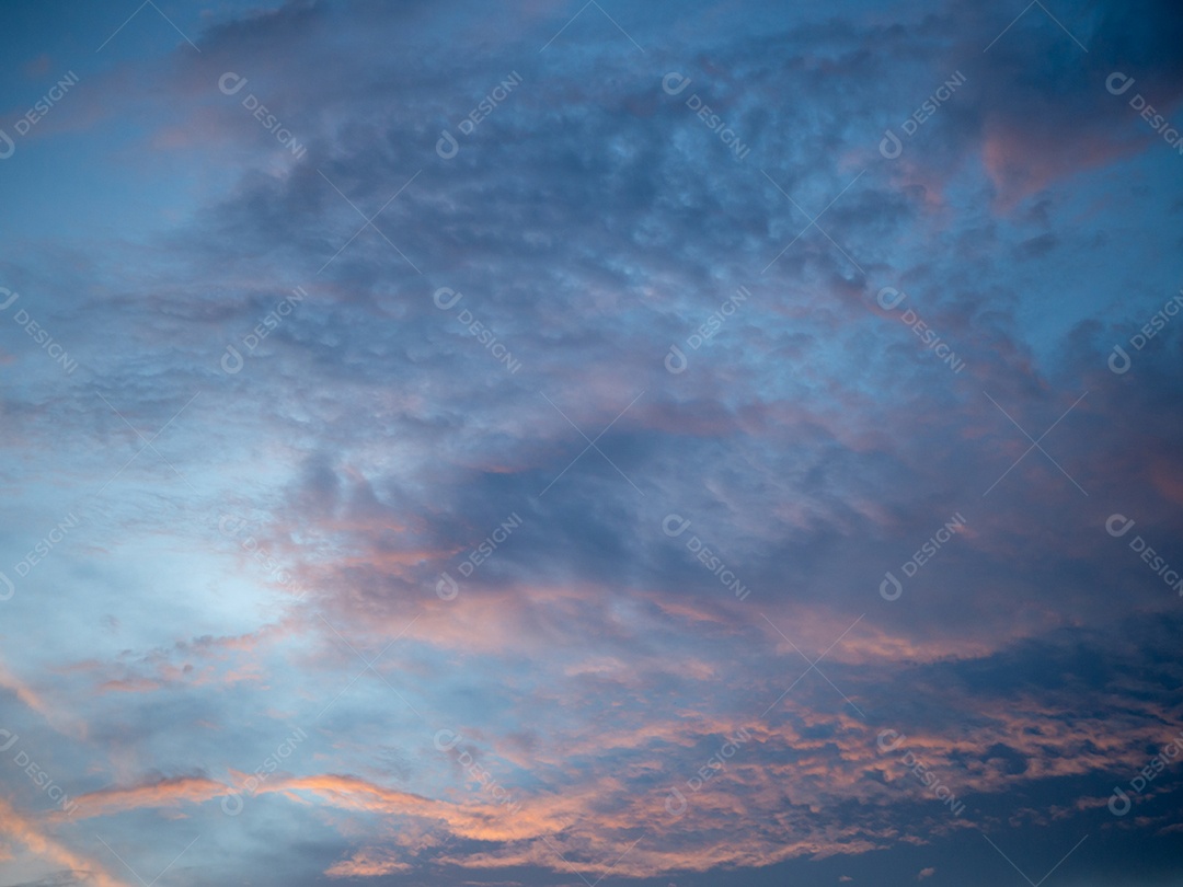 Céu e nuvens ao pôr do sol. São lindas cores vermelhas e laranja do nascer ou do pôr do sol.