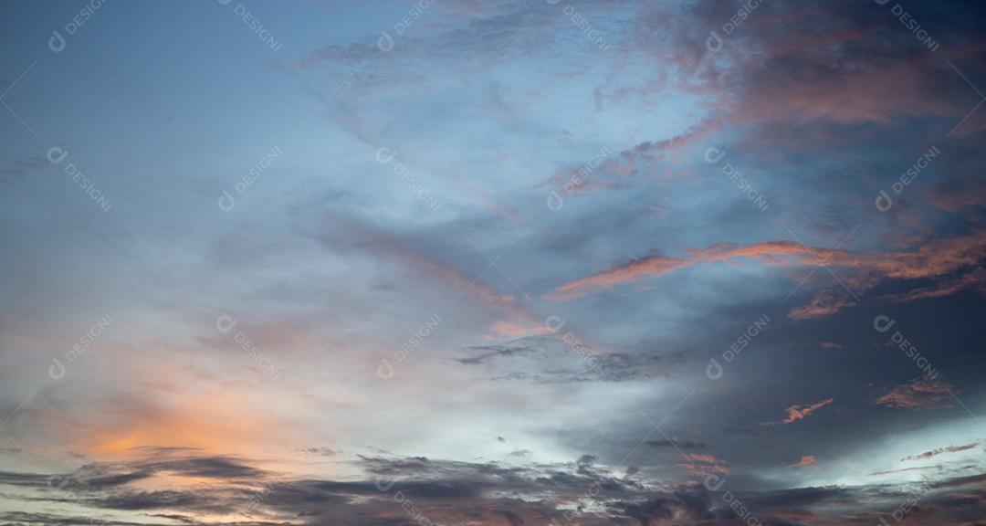 Céu e nuvens ao pôr do sol. São lindas cores vermelhas e laranja do nascer ou do pôr do sol.