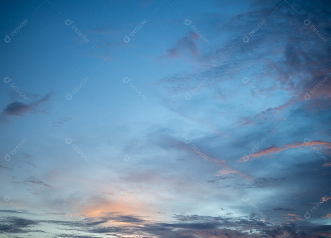 Céu e nuvens ao pôr do sol. São lindas cores vermelhas e laranja do nascer ou do pôr do sol.
