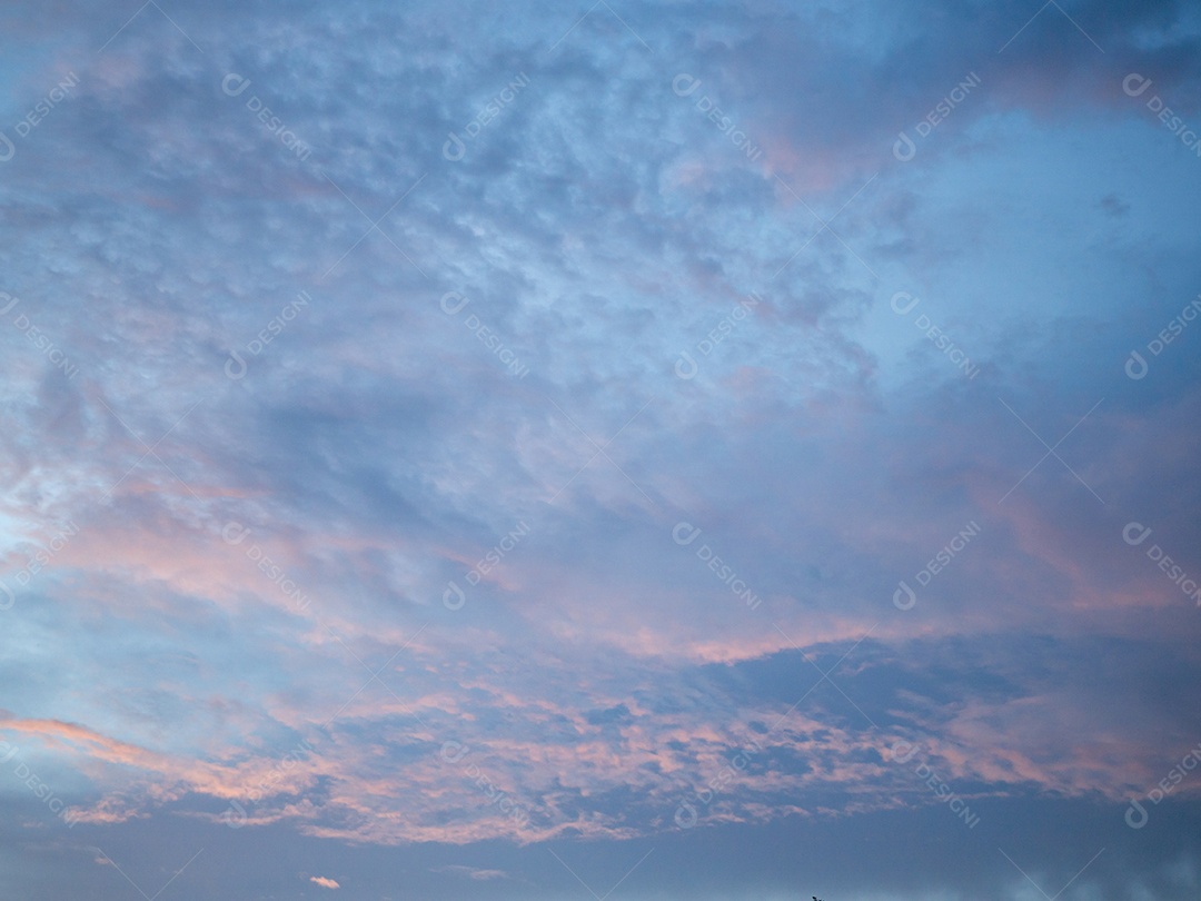 Céu e nuvens ao pôr do sol. São lindas cores vermelhas e laranja do nascer ou do pôr do sol.