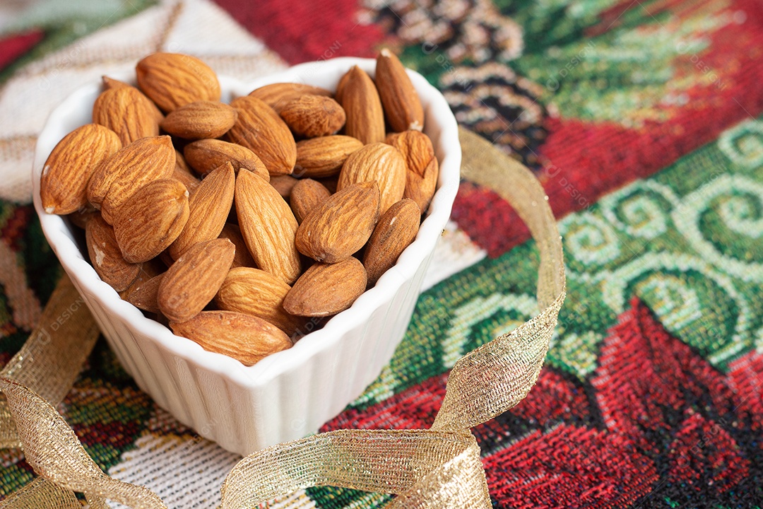 tigela cheia de amêndoas - tempo de Natal