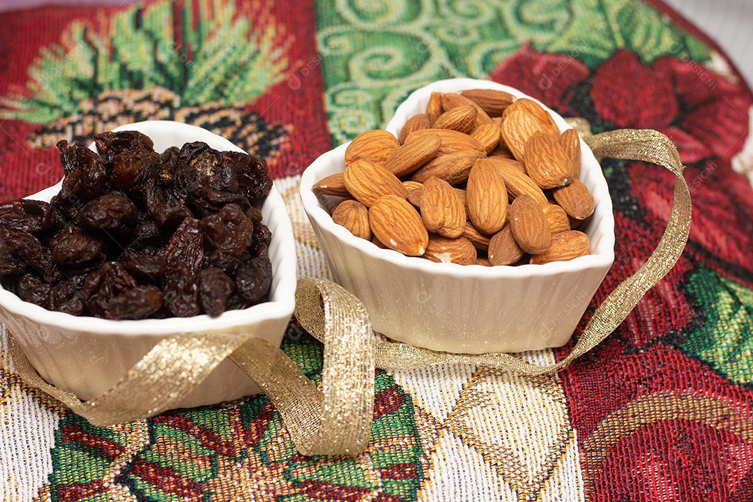 tigela cheia de passas e amêndoas - tempo de Natal