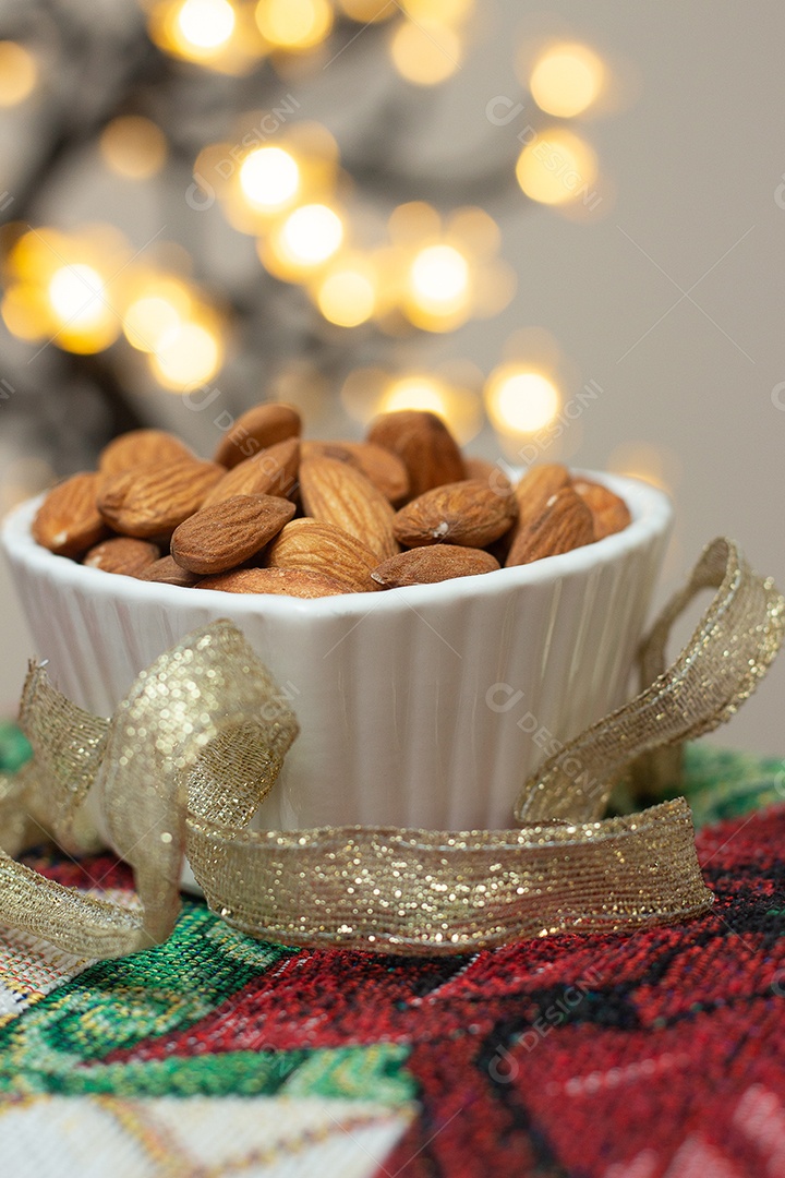 tigela cheia de amêndoas - tempo de Natal