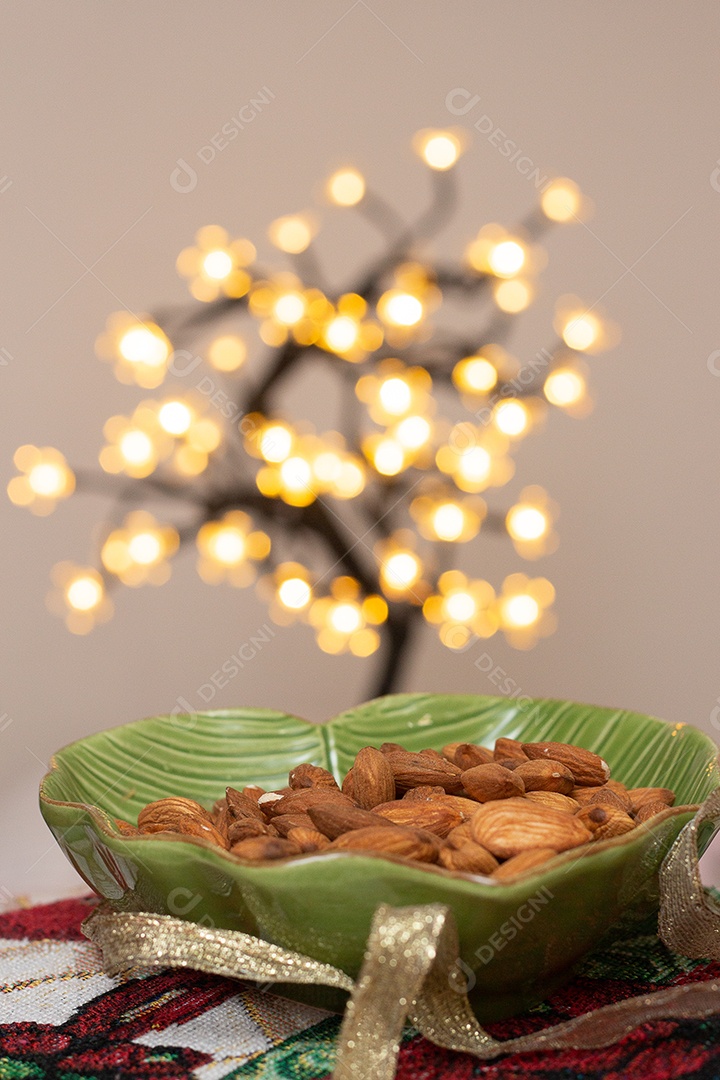 tigela cheia de amêndoas - tempo de Natal