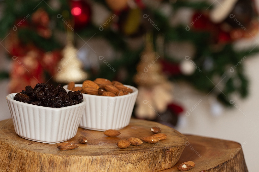 tigela cheia de passas e amêndoas - tempo de Natal