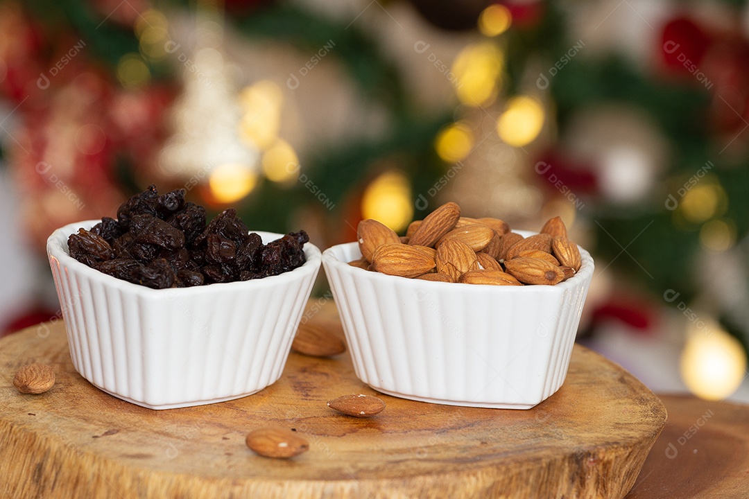 tigela cheia de passas e amêndoas - tempo de Natal