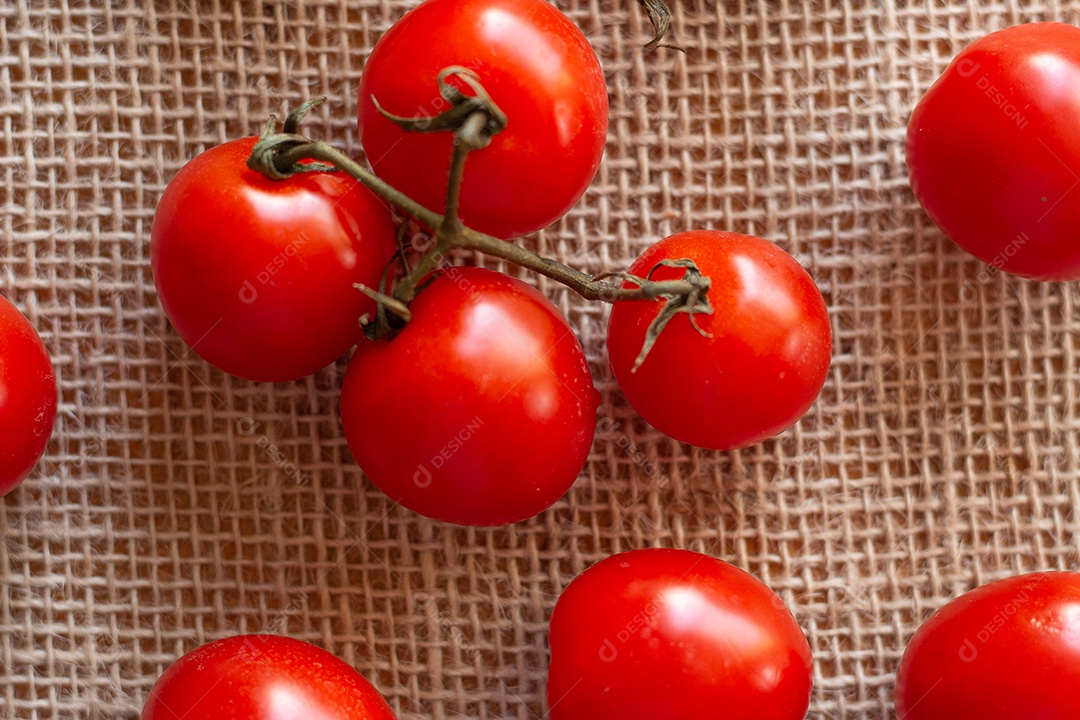 tomates dentro de uma tigela branca e sobre uma mesa de palha