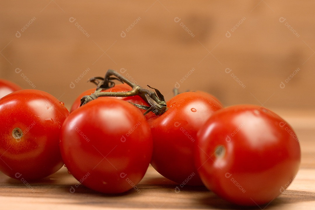 tomates em uma mesa de palha