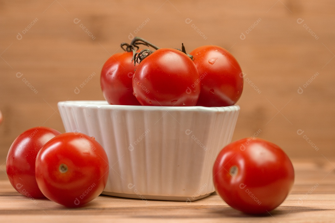 tomates em uma mesa de palha