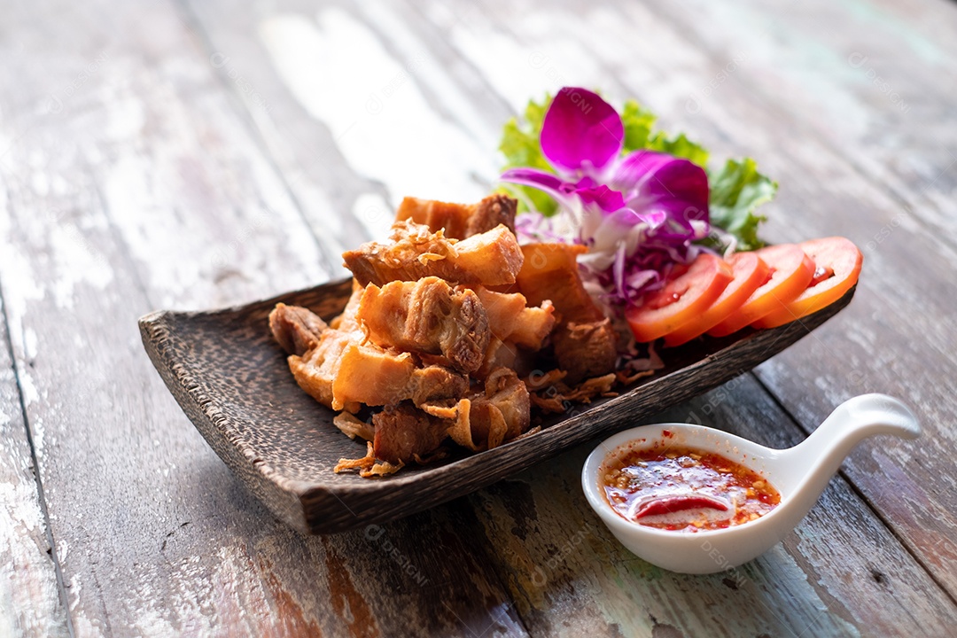 Barriga de porco frita com sal na placa da natureza com casca de coco