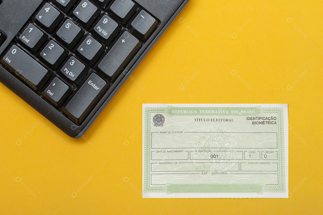 documento eleitoral brasileiro perto de teclado