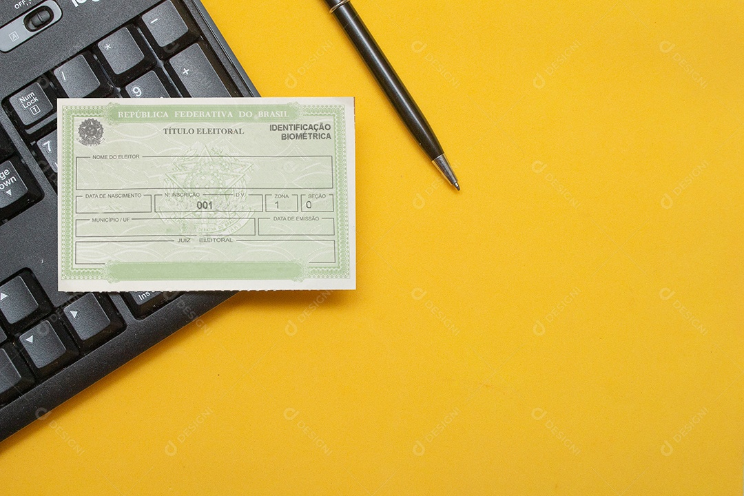 documento eleitoral brasileiro perto de teclado