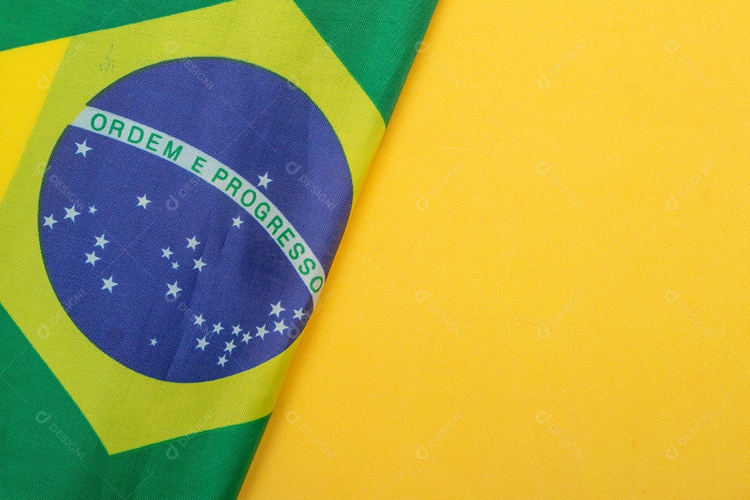 bandeira brasileira sobre fundo amarelo