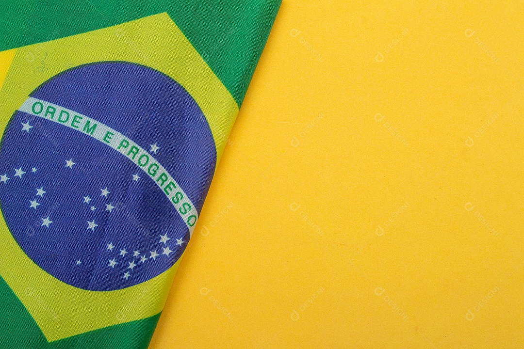 bandeira brasileira sobre fundo amarelo