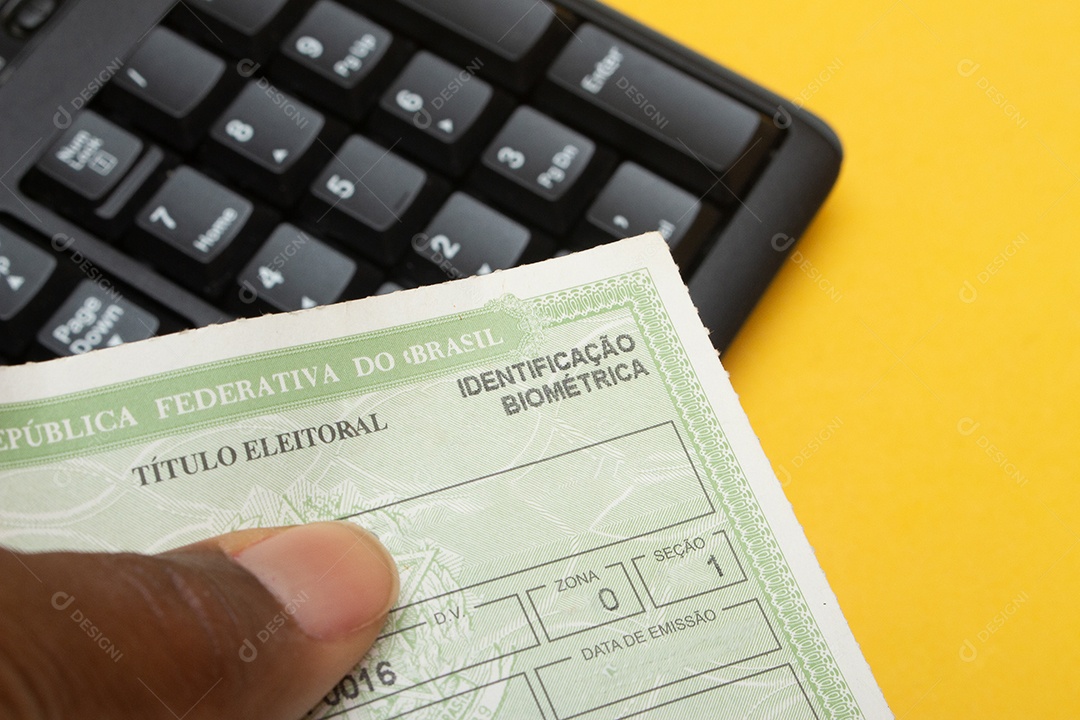documento eleitoral brasileiro perto de teclado
