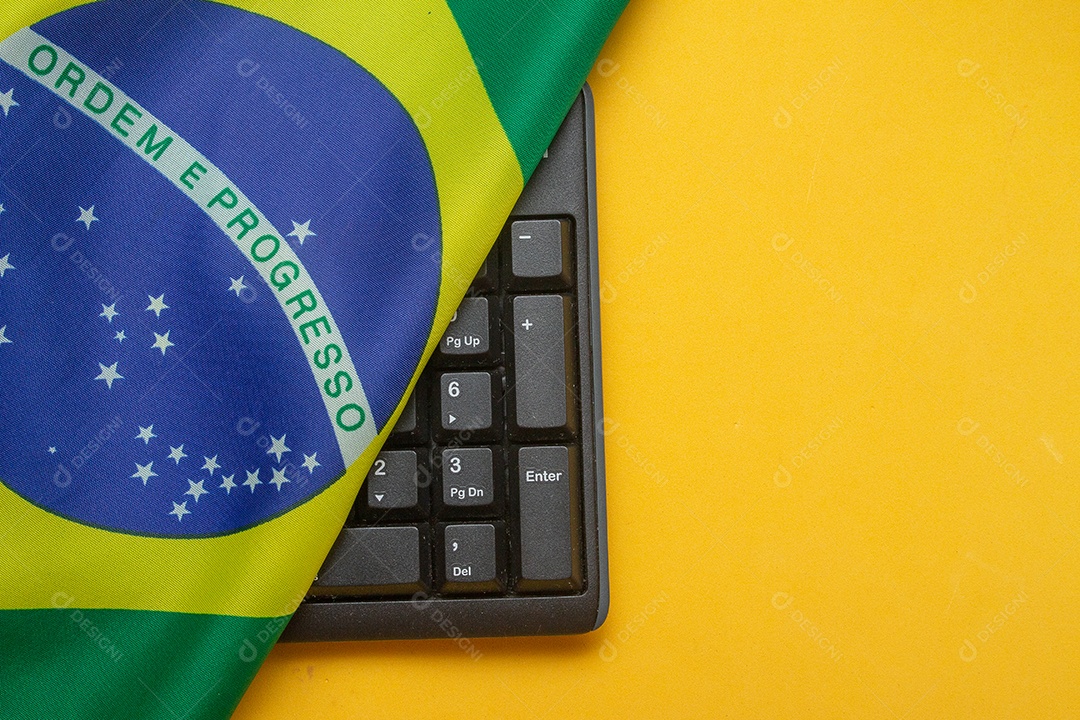 bandeira brasileira perto do teclado
