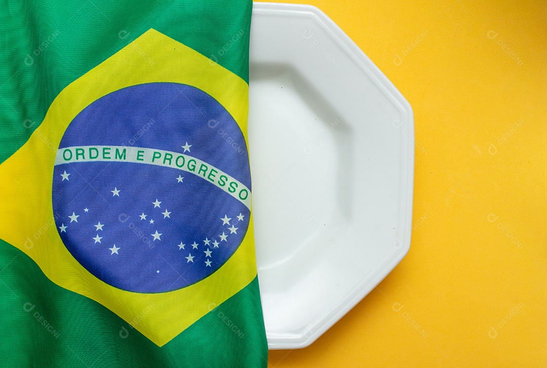 prato vazio com bandeira brasileira no topo - fome no Brasil