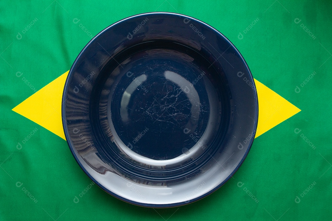 prato vazio sobre a bandeira brasileira - fome no brasil