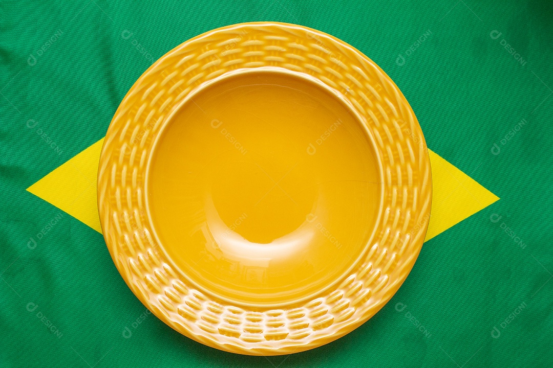 prato vazio sobre a bandeira brasileira - fome no brasil