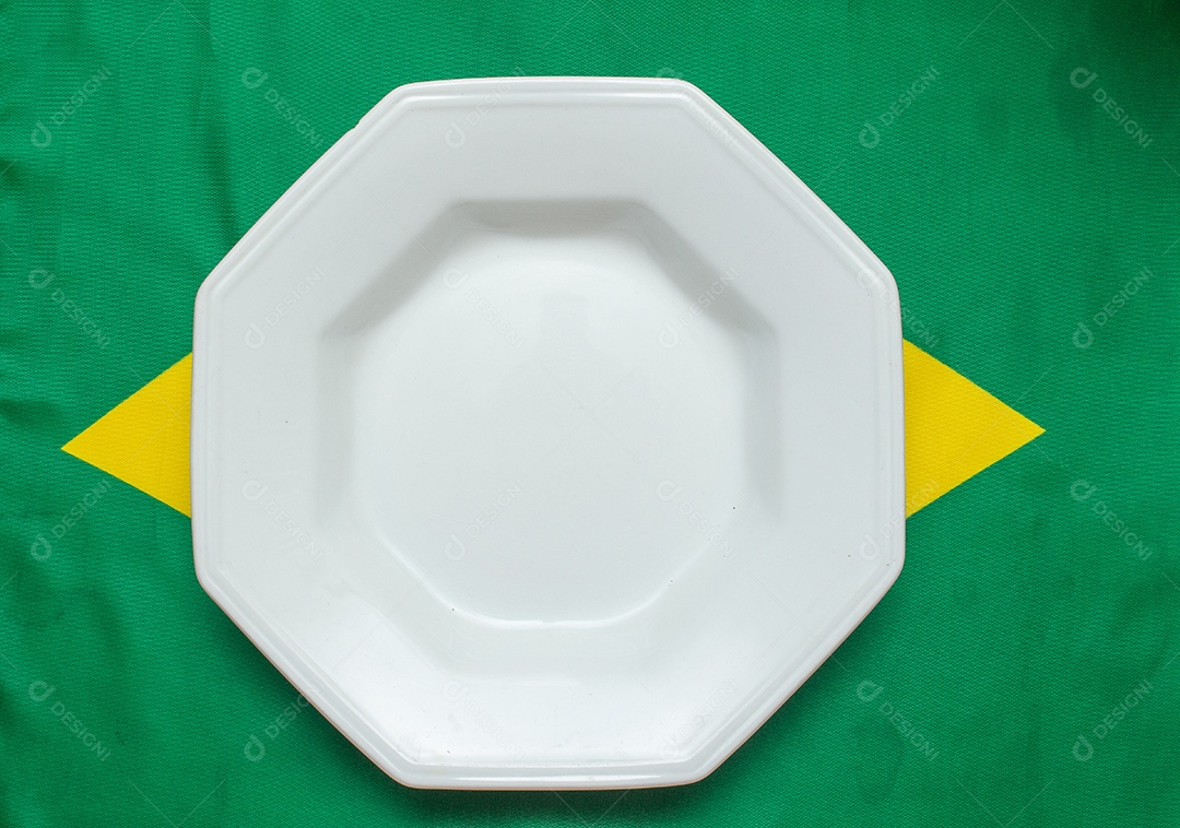 prato vazio com talheres sobre a bandeira brasileira
