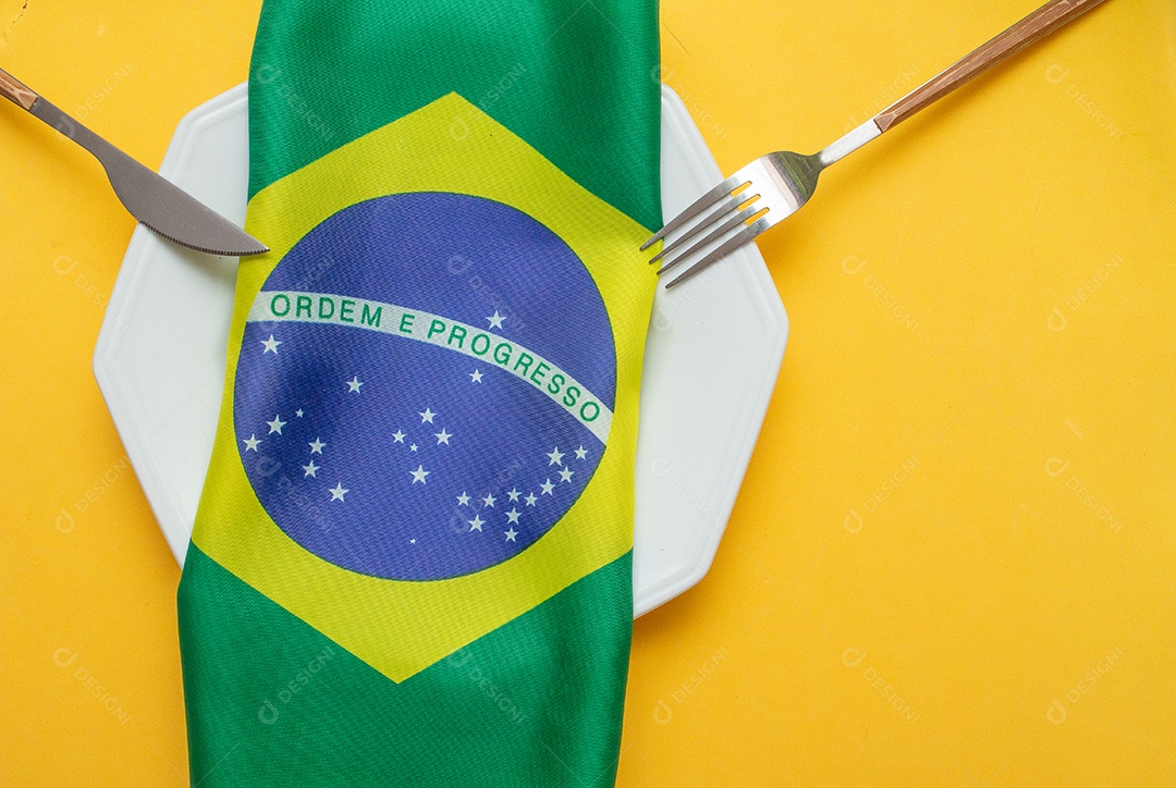 prato vazio com talheres com bandeira brasileira