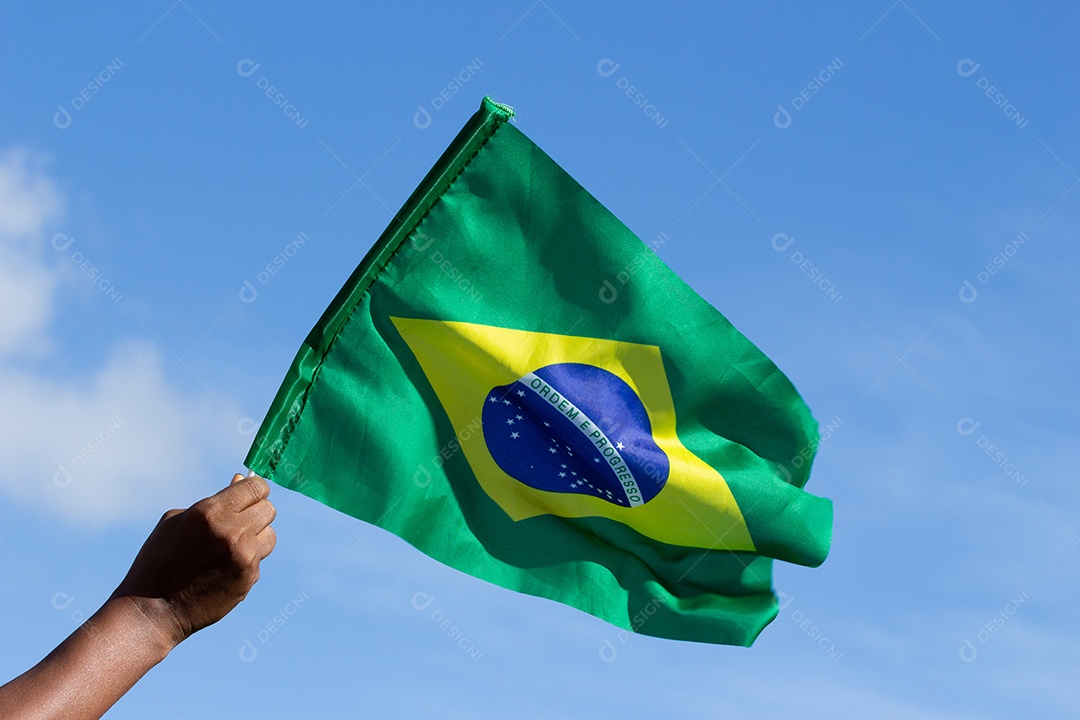 homem segurando uma bandeira brasileira na frente da comunidade
