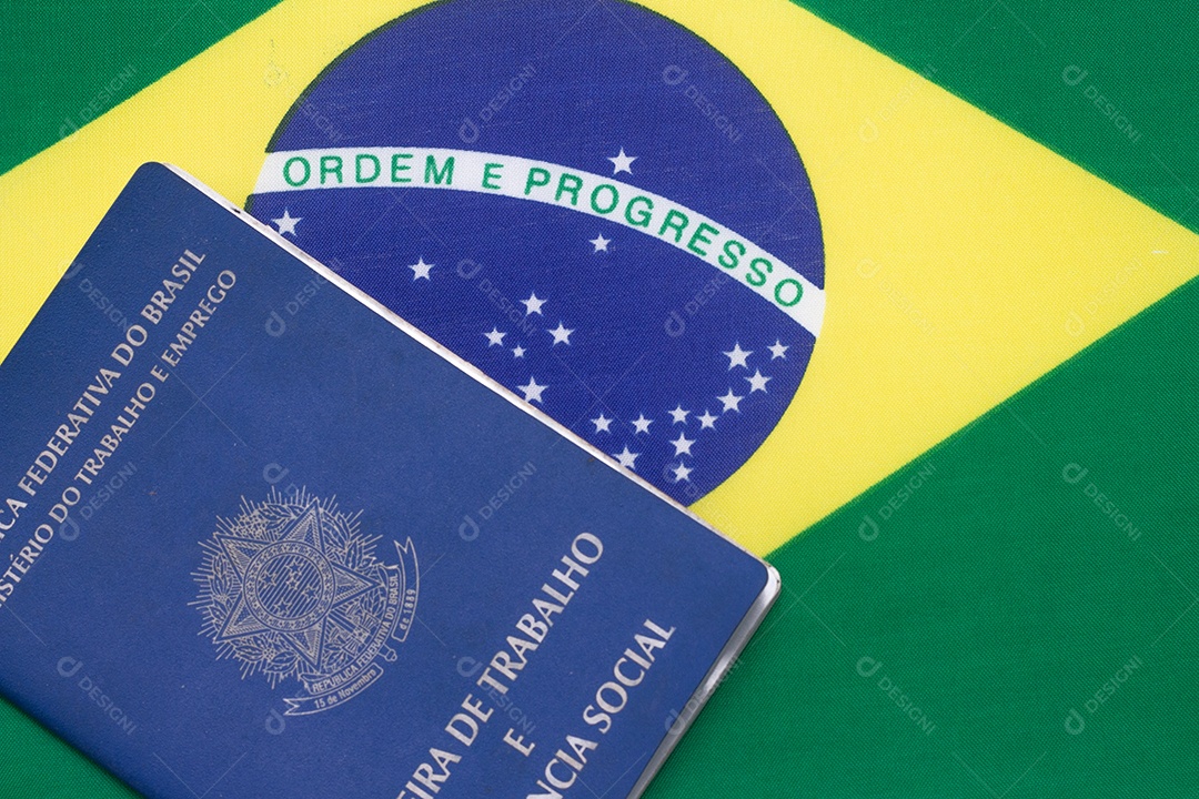 Documento de trabalho brasileiro com bandeira brasileira
