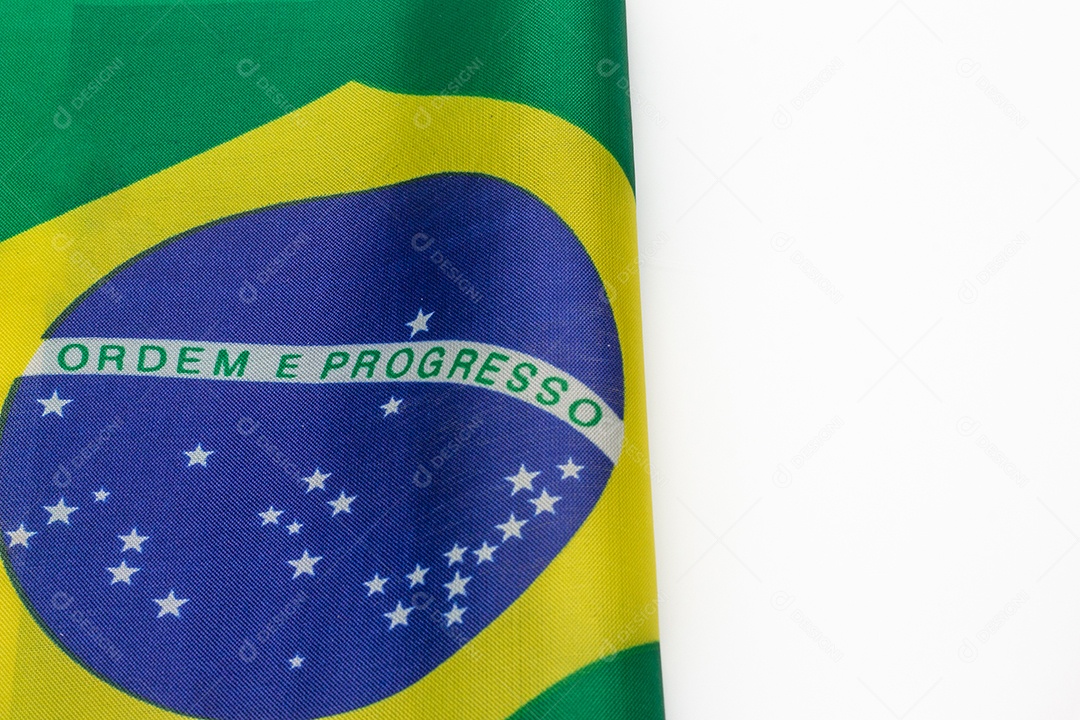 Documento de trabalho brasileiro com bandeira brasileira