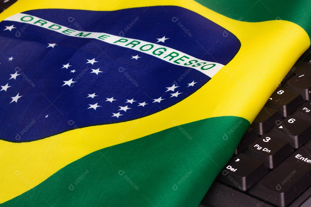 Bandeira brasileira com teclado