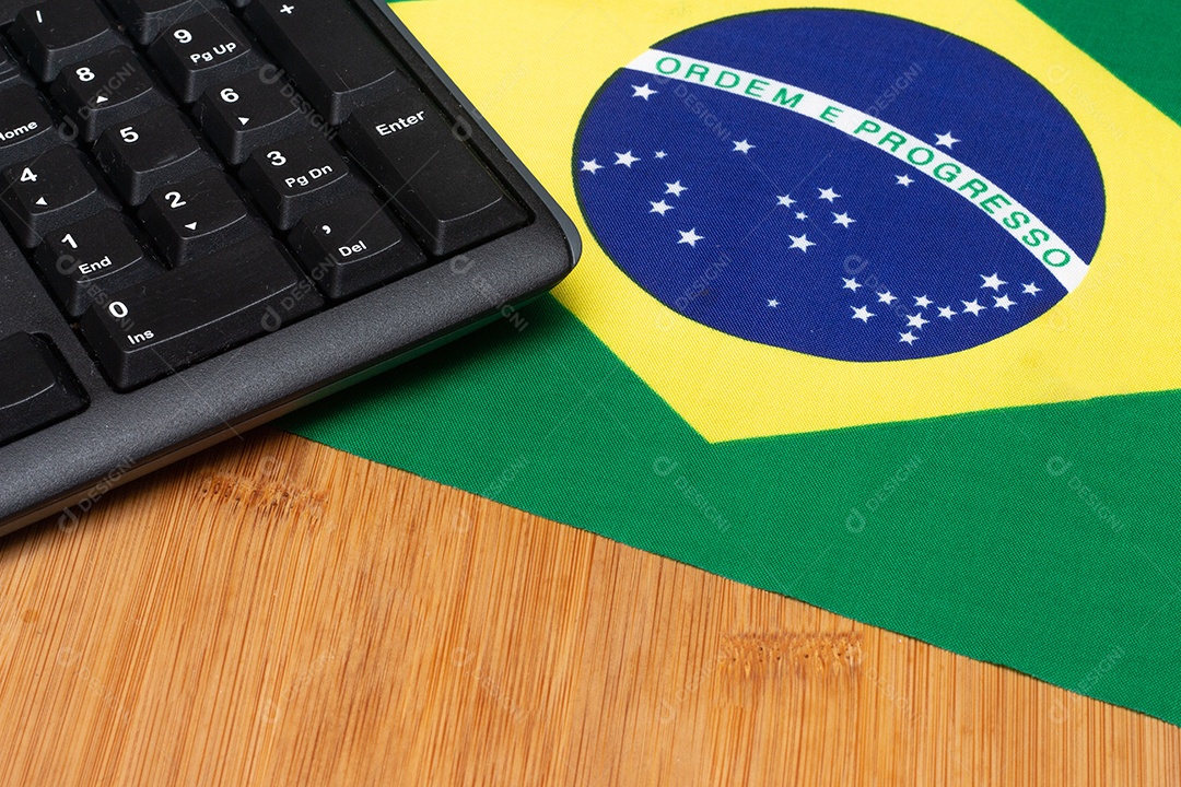 Bandeira brasileira com teclado