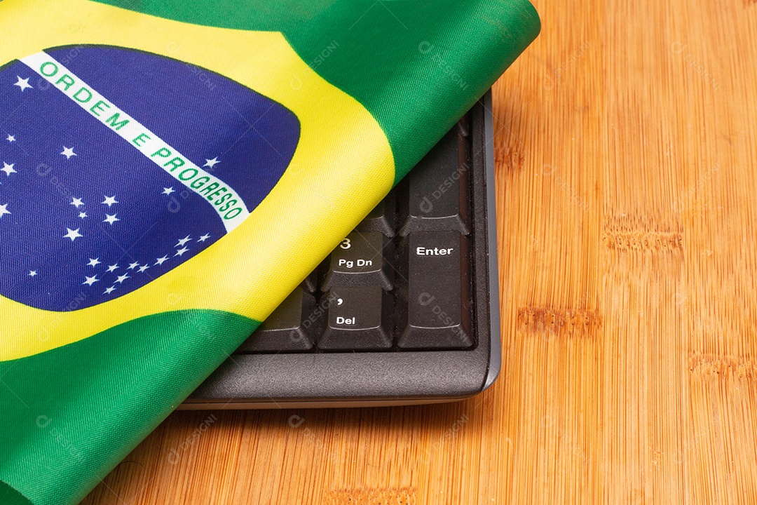 Bandeira brasileira com teclado