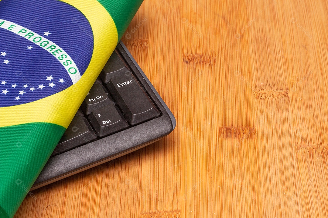 Bandeira brasileira com teclado