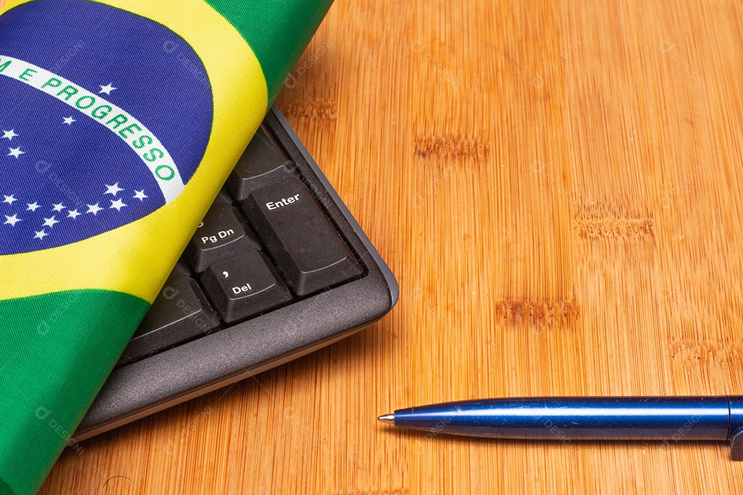 Bandeira brasileira com teclado
