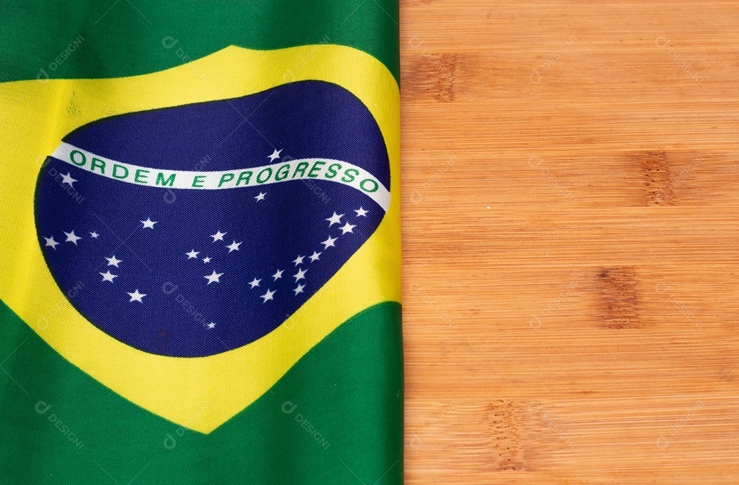 Bandeira brasileira sobre uma mesa de madeira