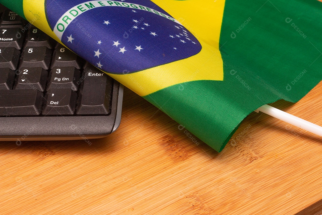 Bandeira brasileira com teclado