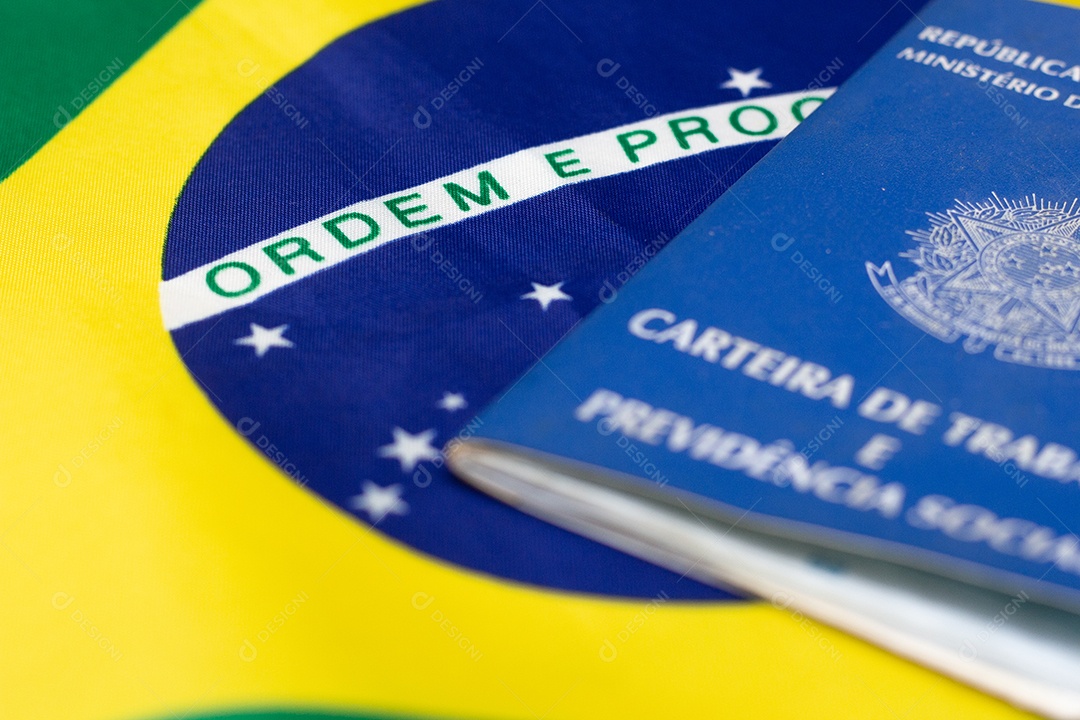 Documento de trabalho brasileiro com bandeira brasileira