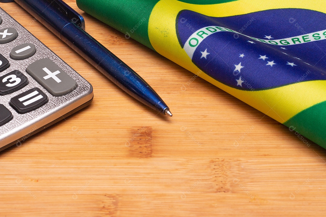 Bandeira brasileira ao lado de uma calculadora