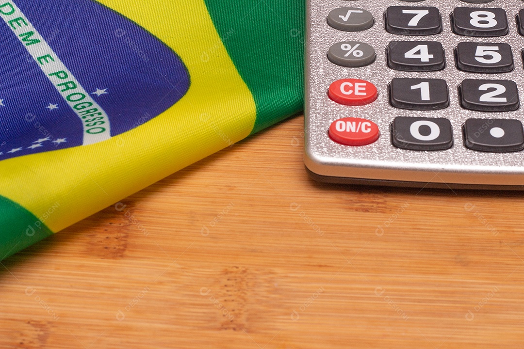 Bandeira brasileira ao lado de uma calculadora