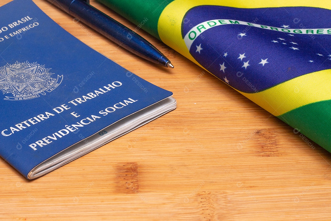 Bandeira brasileira ao lado de uma carteira de trabalho