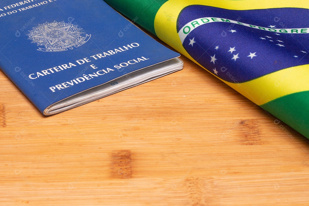 Bandeira brasileira ao lado de uma carteira de trabalho