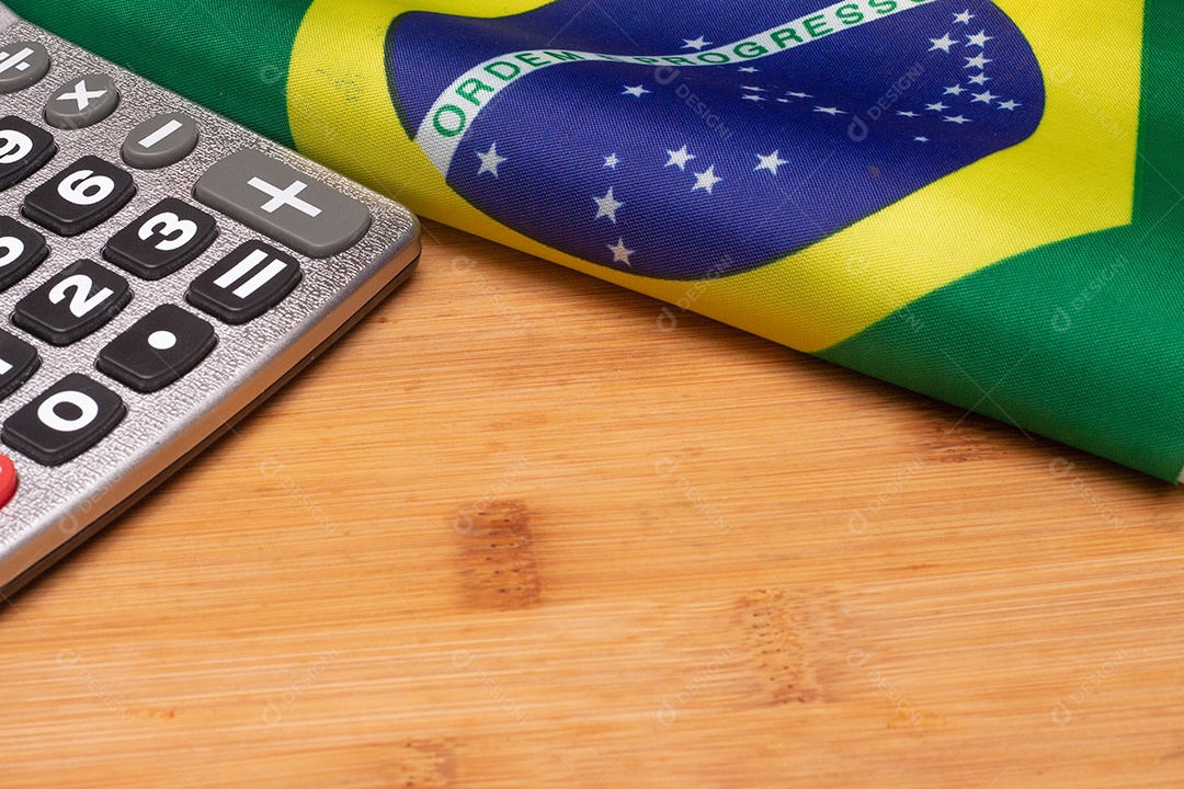 Bandeira brasileira ao lado de uma calculadora