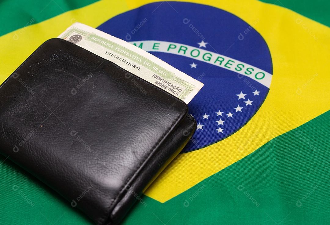 Bandeira brasileira ao lado do título de eleitor brasileiro