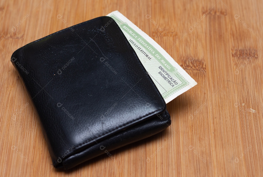 Carteira com título de eleitor brasileiro