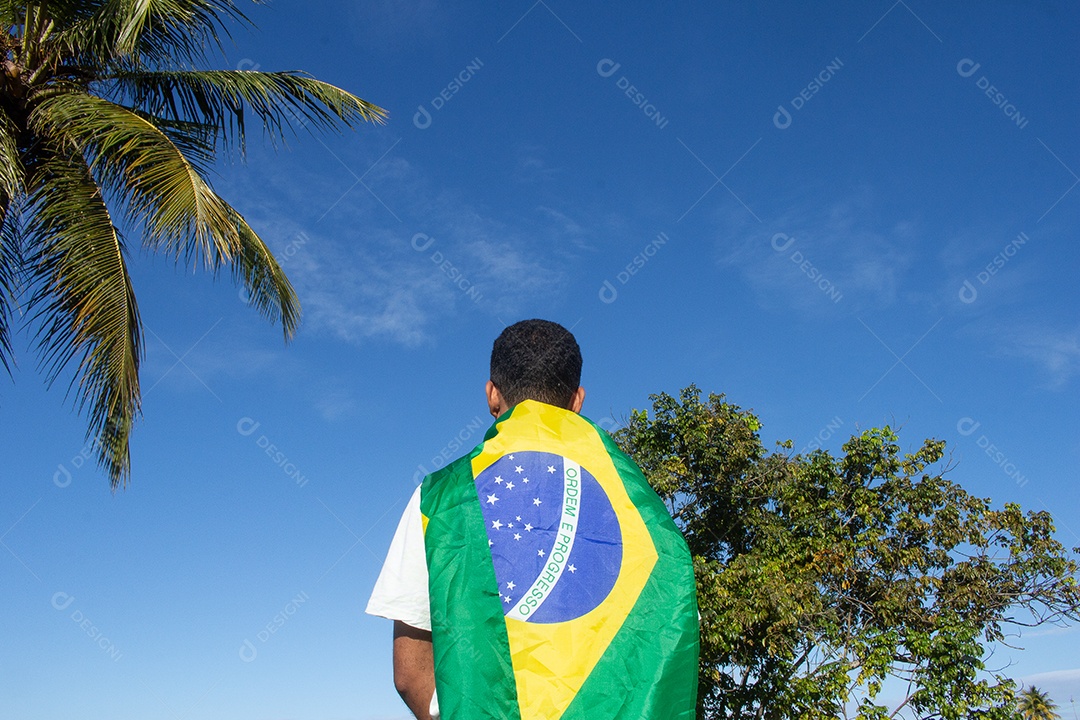 homem segurando a bandeira do brasil em suas mãos