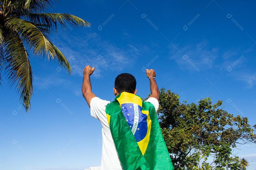 homem segurando a bandeira do brasil em suas mãos