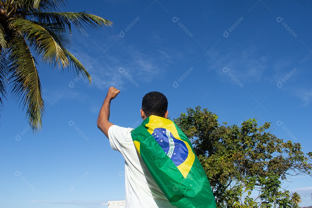 homem segurando a bandeira do brasil em suas mãos