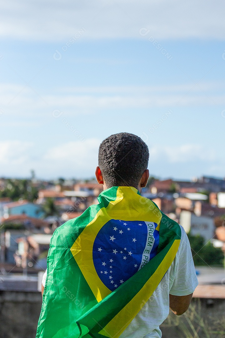 homem segurando a bandeira do brasil em suas mãos