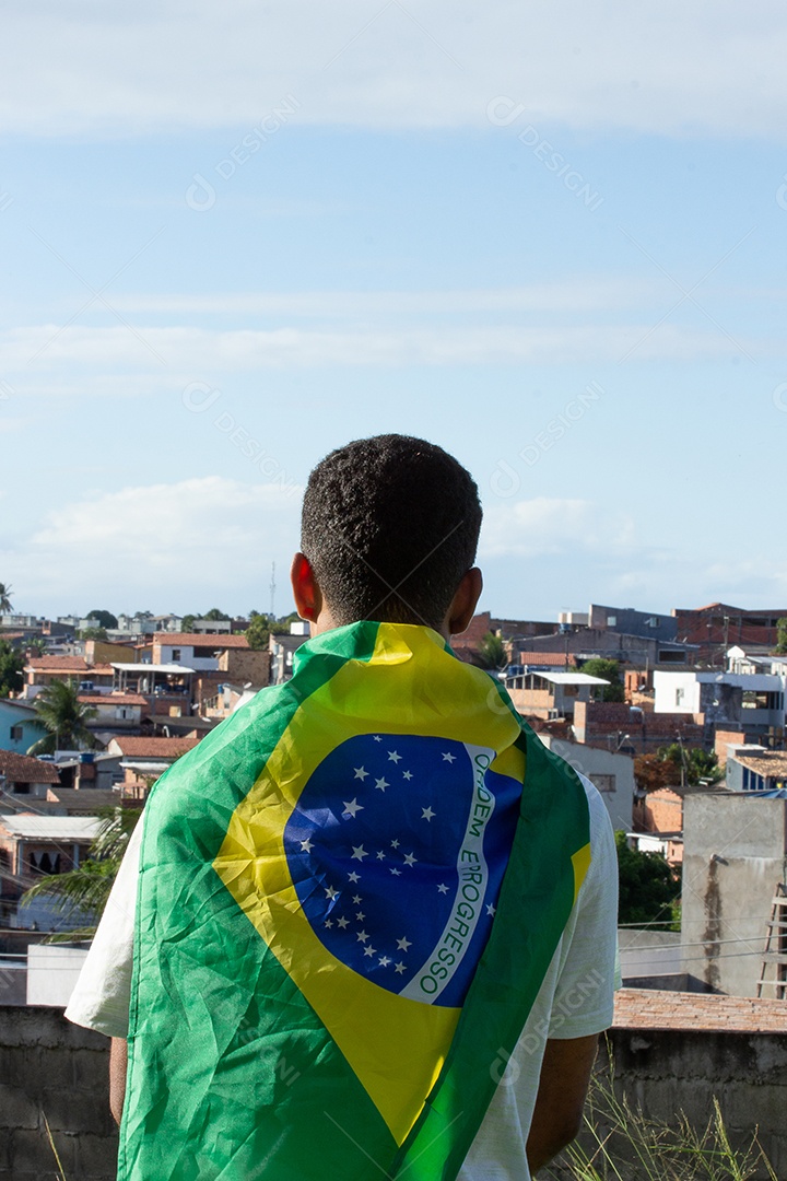 homem segurando a bandeira do brasil em suas mãos