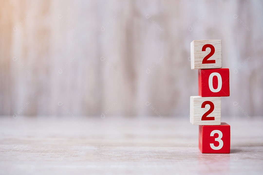 Blocos de madeira dispostos no fundo da mesa. Negócios