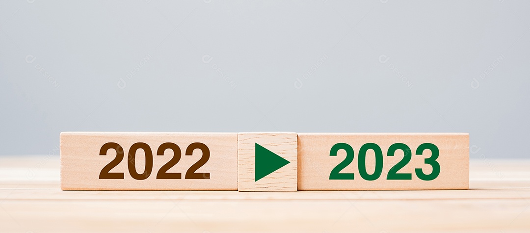 Bloco de madeira no fundo da mesa. Resolução